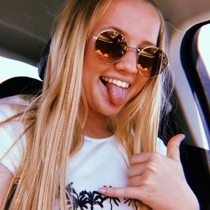 Meet your Posher, Megan